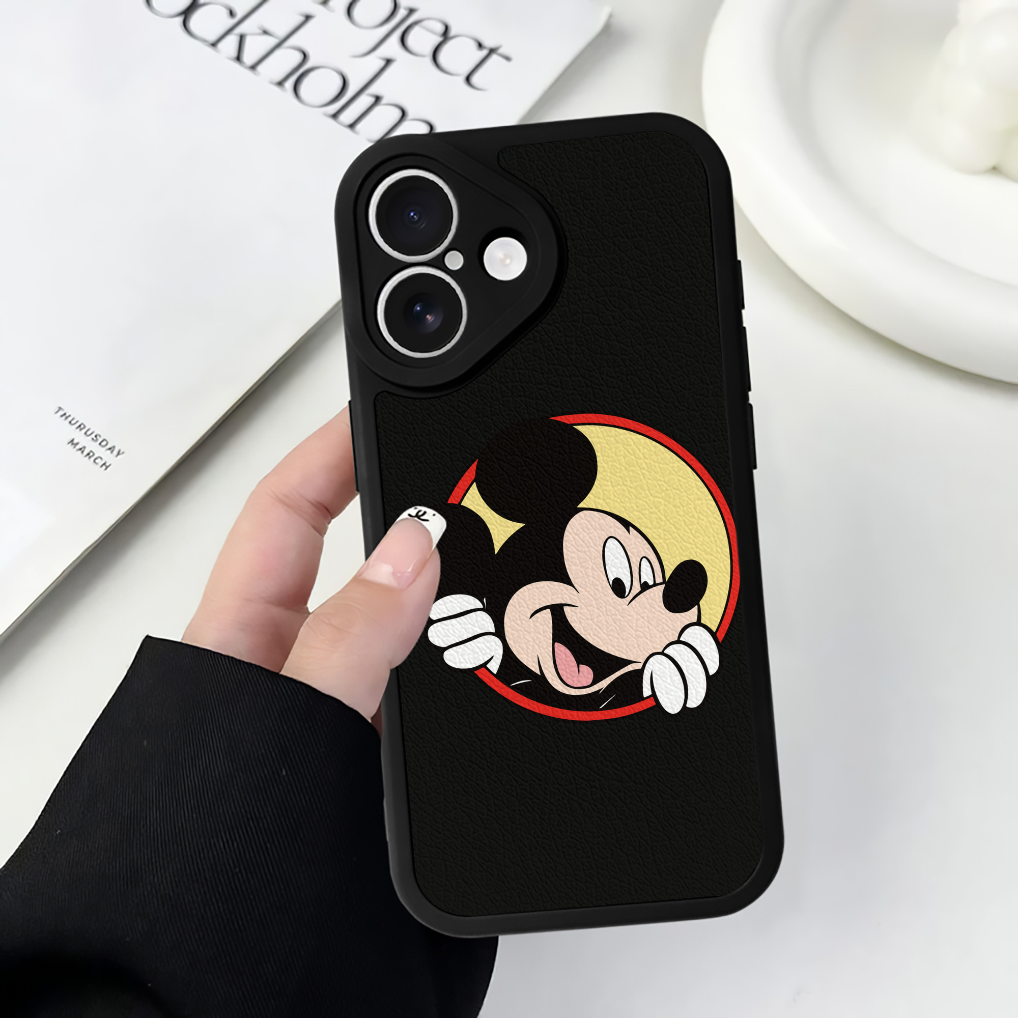 （画像用） ミッキーマウス Mickey Mouse 【iPhone 16シリーズ対応】シリコンスマホケース（レザー調） 材質：シリコン